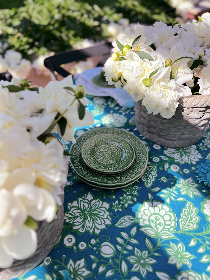 green plates for an elegant outdoor tropical tablescape