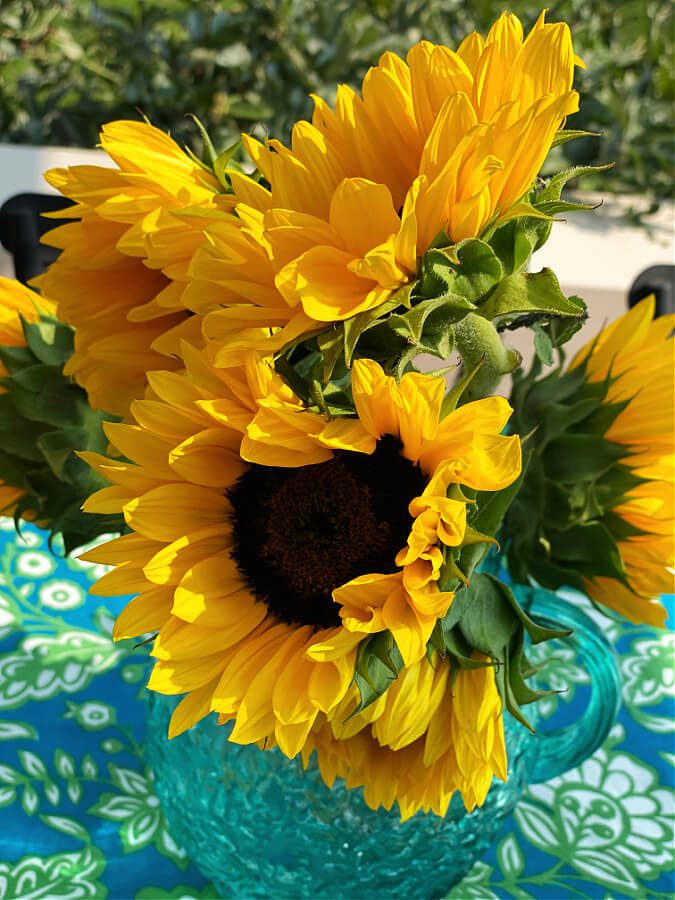 A simple sunflower centerpiece. 