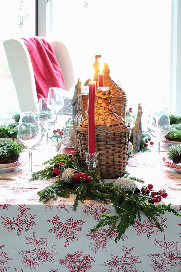 A simple and gorgeous CHristmas tablescape with simple touches.
